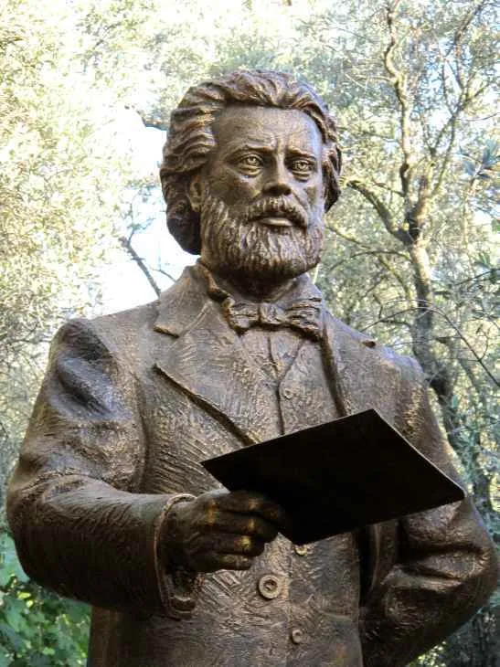Namık Kemal'in bir heykeli