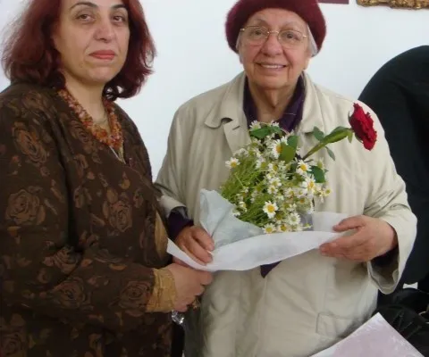 Melda Özata, Üsküdar’da bir toplantıdan sonra yakın arkadaşı Cansaran Kızıltaş’tan çiçek alırken