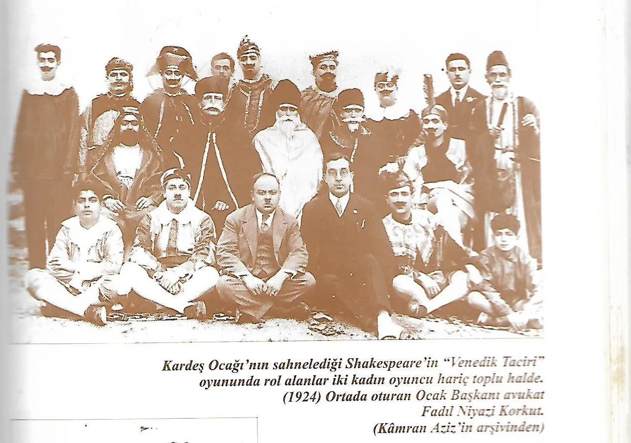 Kardeş Ocağinin Sahnelediği Shakespeare’in Venedik Taciri Oyunu. Yil 1924. En Arka Siradan Soldan Üçüncü.
