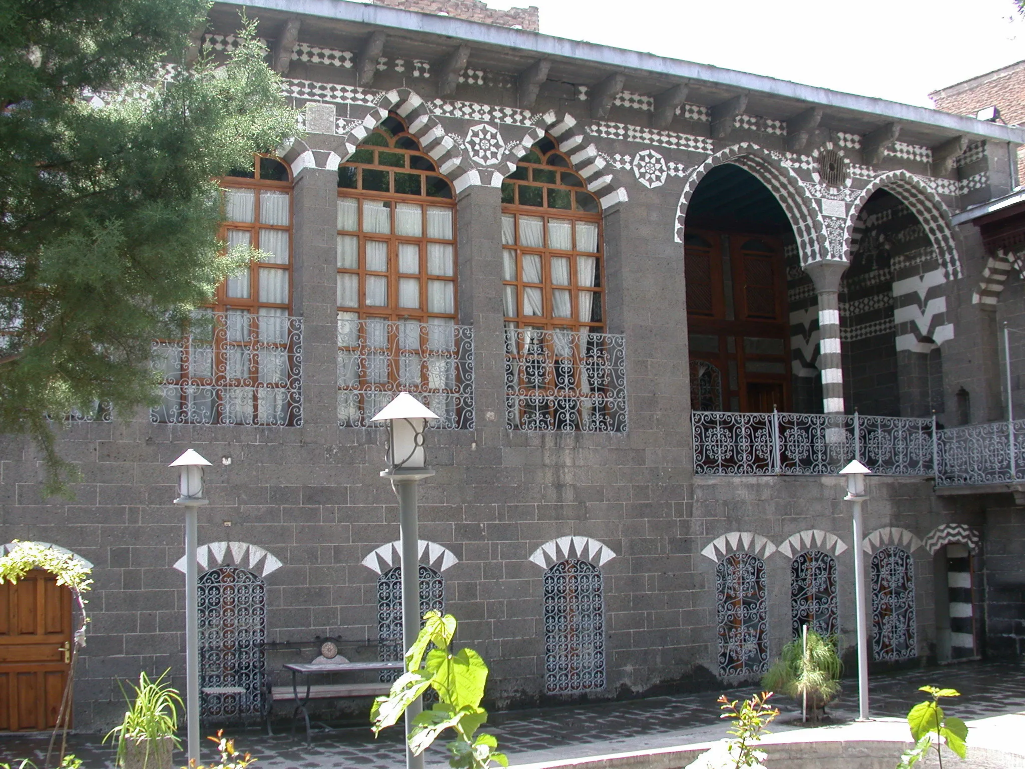 Yazlık Cephe (Nevin Soyukaya)