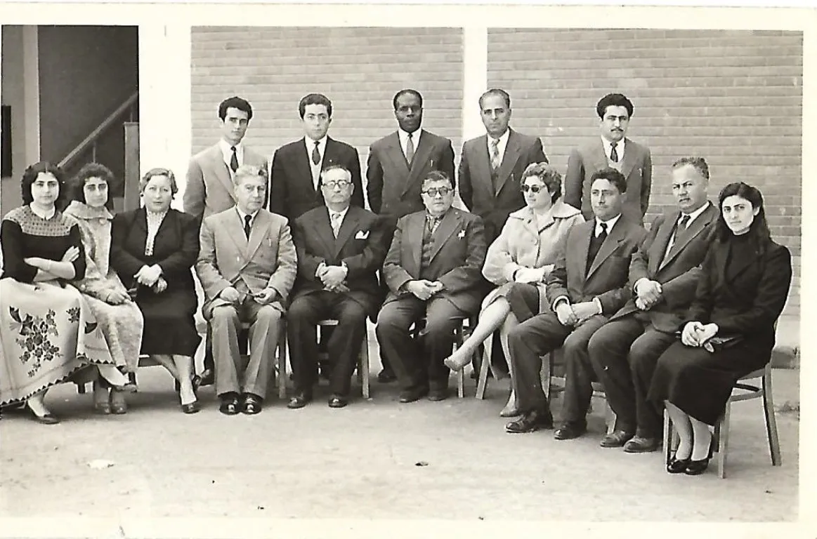 Oturanlardan Ortada Gözlüklü Ve Siyah Takım Elbiseli.  Baf Gazi İlkokulu Öğretmenleri Ve Okul Aile Birliği İle Birlikte.