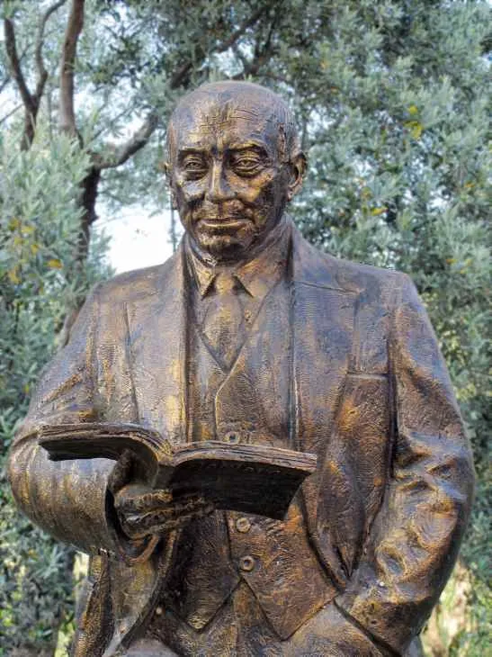 Fazıl Hüsnü Dağlarca'nın heykeli