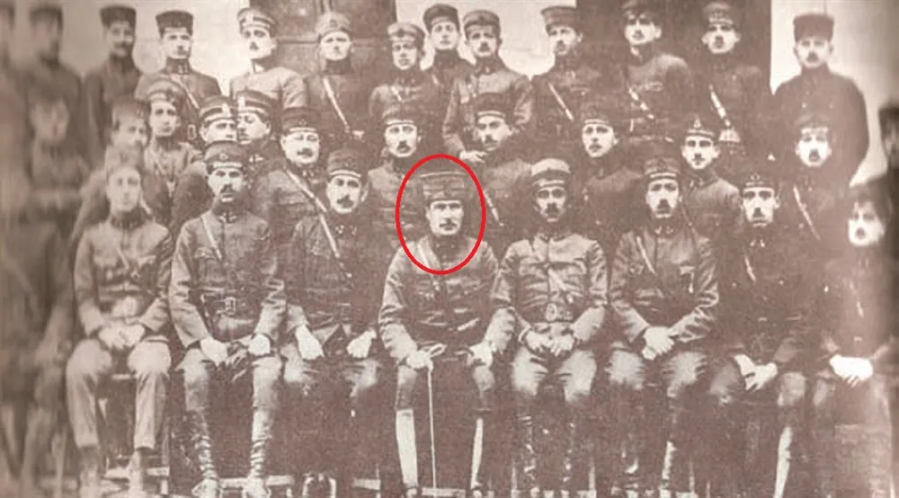 Eli kamçılı Tekçe İsmail Hakkı Tekçe (ilk sırada ortada),