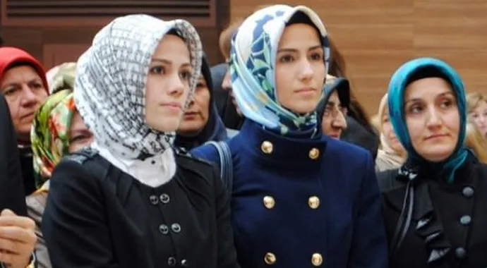 Esra Erdoğan Albayrak ve kızkardeşi Sümeyye Erdoğan