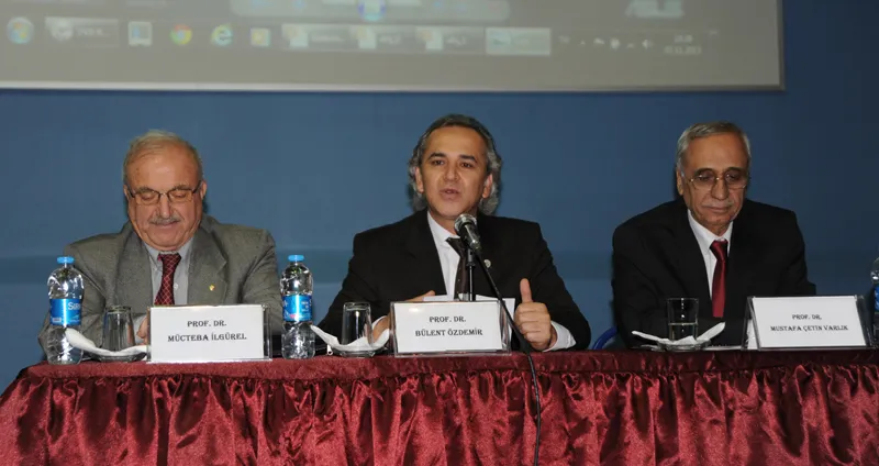 Prof. Dr. Mücteba İlgürel'in konuşmacı olduğu bir toplantı