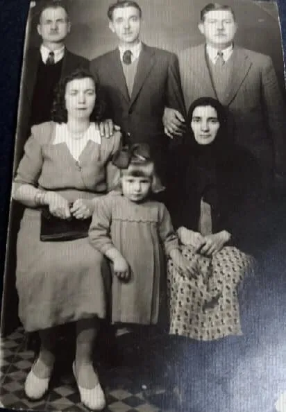 Babam İbrahim Köken (Ayaktakiler, ortadaki), Öndekiler (Soldan): Annem Aliye Köken, Firdevs Köken, Halam Sabriye Köken. ( Ödemiş, 1950)