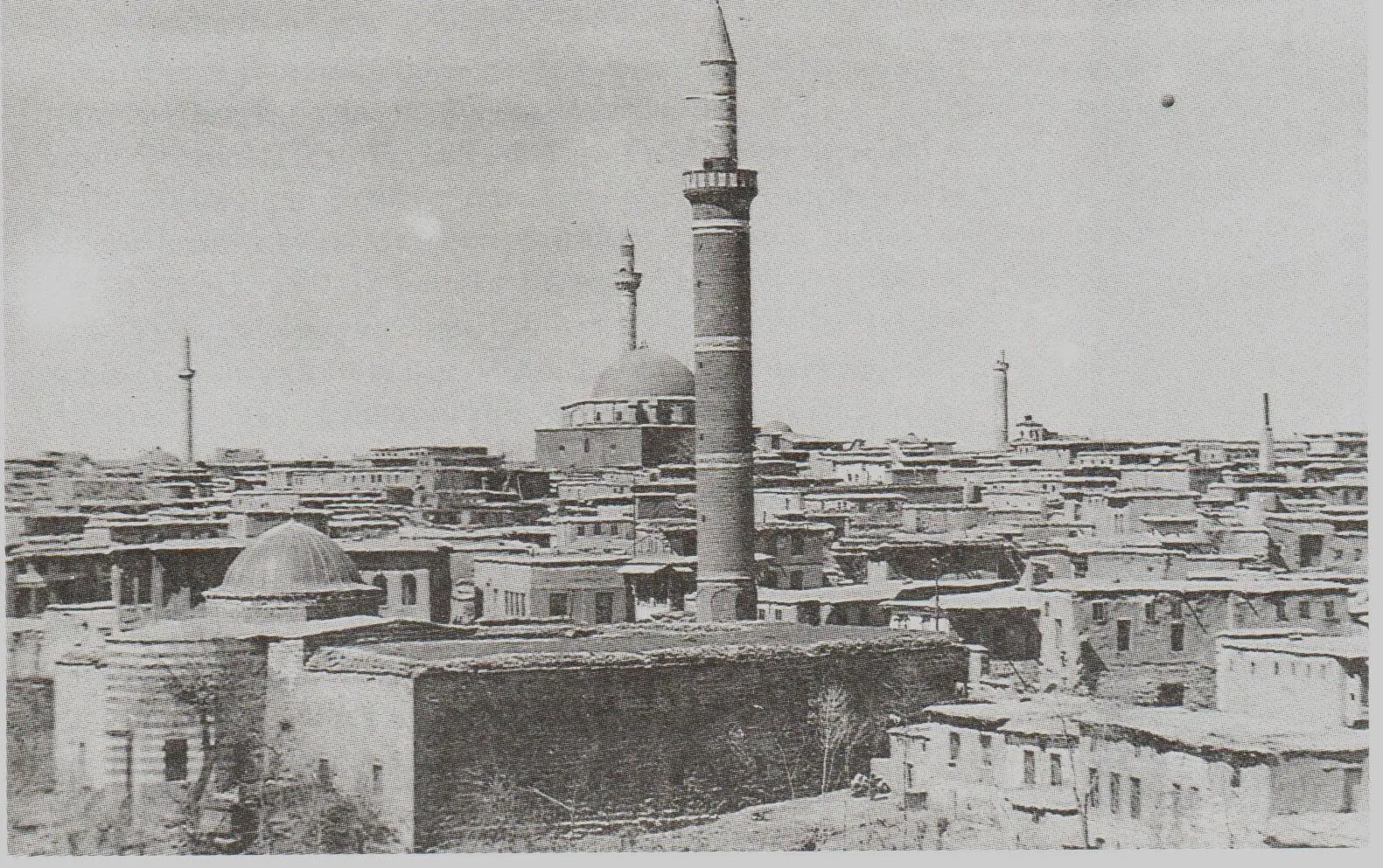 Doğu yönden görünün (arka plânda Behram Paşa Cami