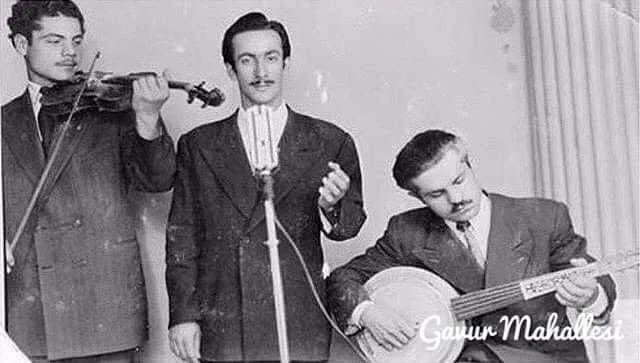 Diyarbakır Halk Musiki Cemiyetinin 1951 yılında verdiği bir konserde  üç Diyarbakırlı sanatçı Hüsnü İpekçi, Sami Hazinses ve Antranik. (Vedat Güldoğan arşivi)