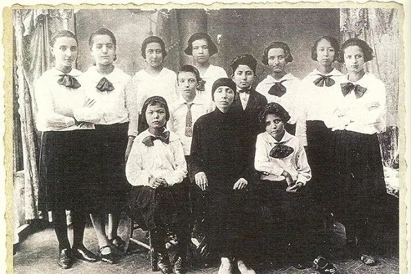 Zehra Hanım Bizim Mektep'de öğrencileriyle