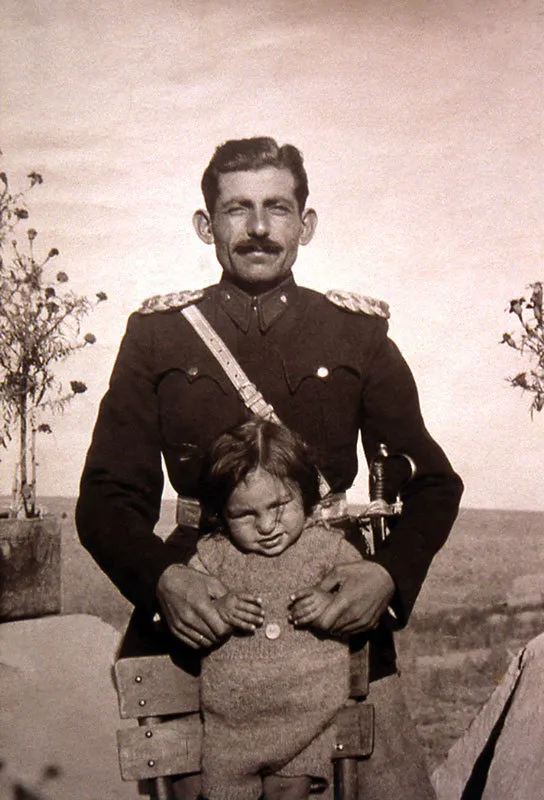 1941, Topçu subayı Oğuz Tansel ile Oğlu Ülkün Doğu Beyazıt, Orkof Köyünde