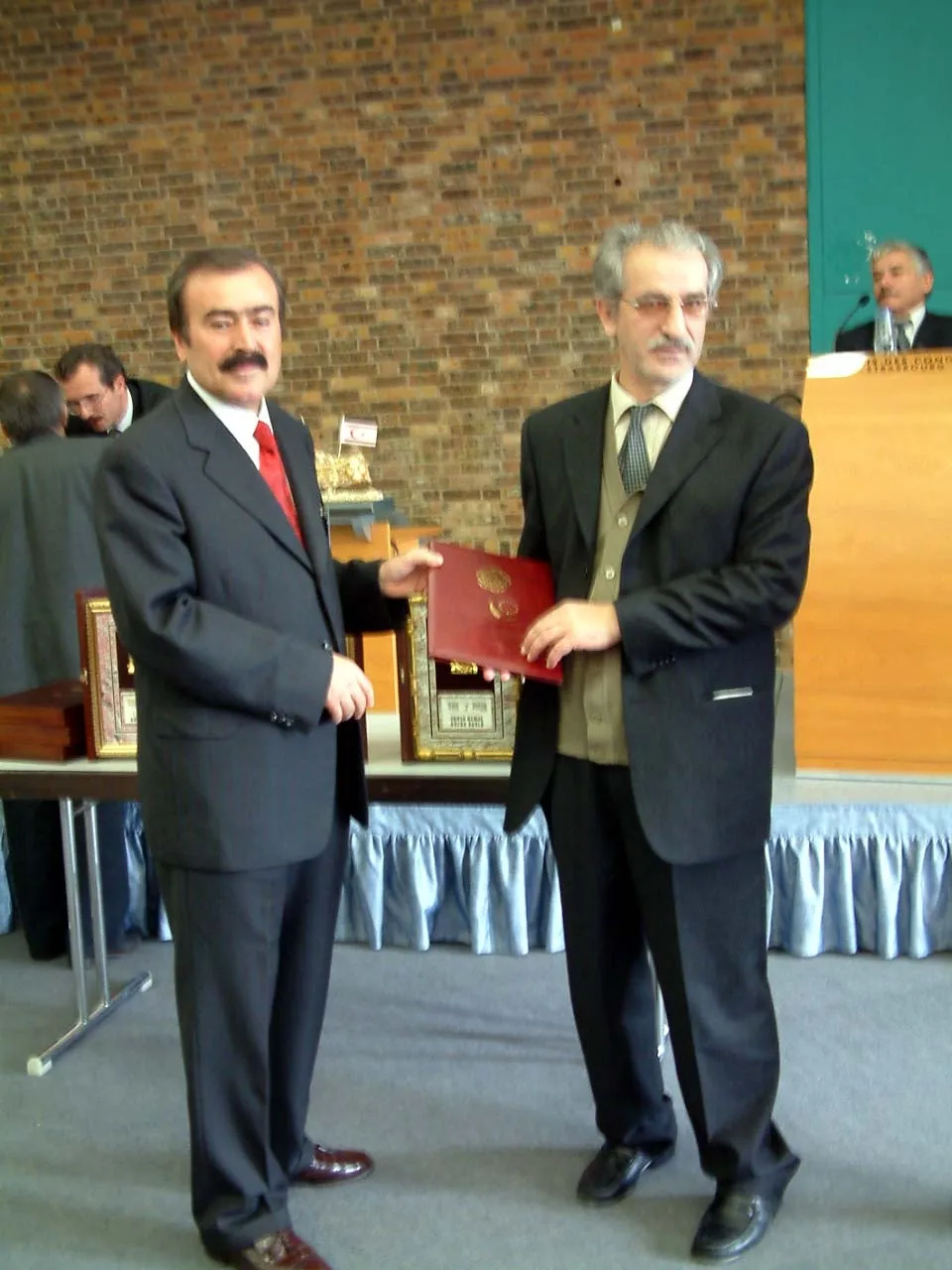 Mustafa Miyasoğlu, ödül alırken