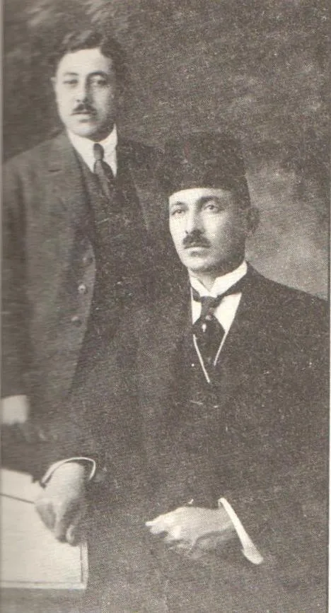 Şeref Uluğ (ayakta) ve Mehmet Budak (oturan)