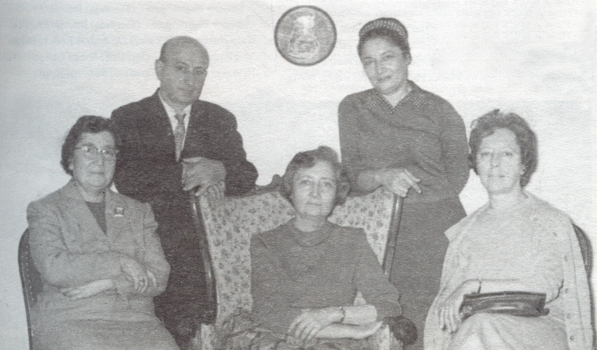 Sofi Huri (Sol başta), Sâmiha Ayverdi (Ortada), Safiye Erol, Nezihe Araz (Ayakta) ve Nihad Sâmi Banarlı