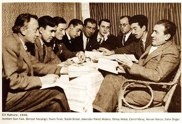 Oktay Akbal yazar dostlarıyla 2