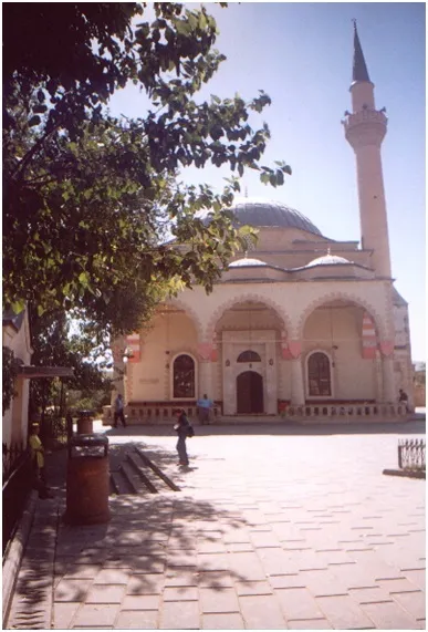 1956'da yaptığı Veysel Karani Camii ve Minaresi